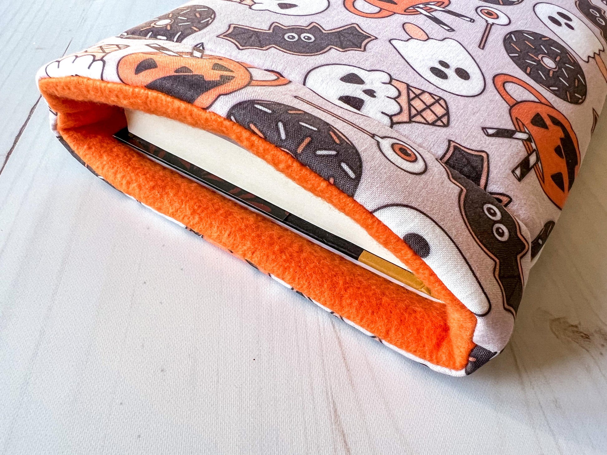 Halloween Treats Ghosts, Bats & Pumpkins Book Cozy